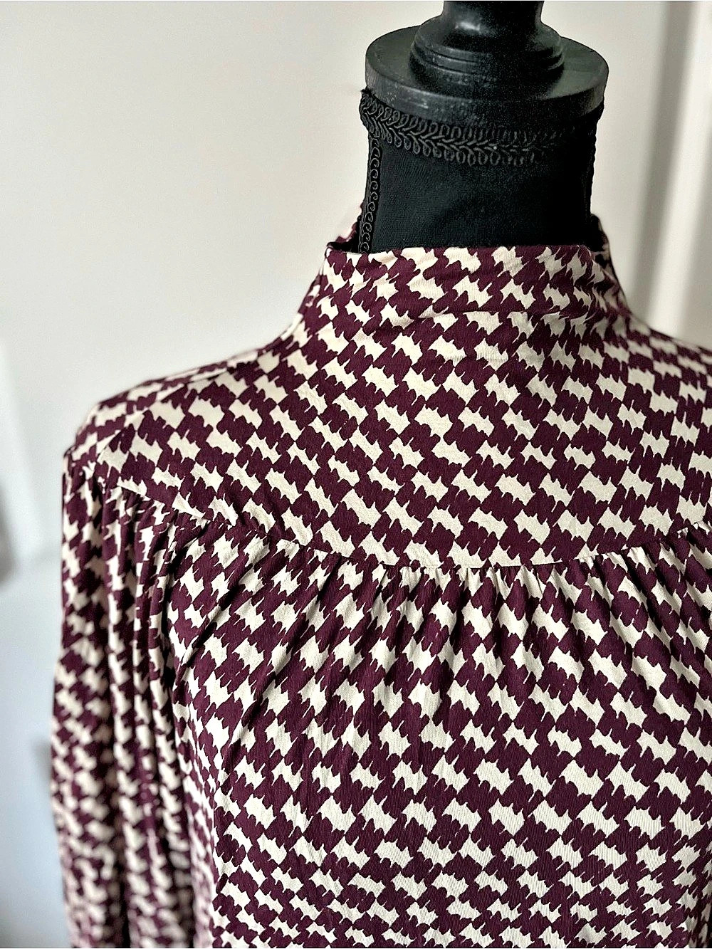 Ann Taylor Geometric Blouse in Wine & Beige Size Large NWT